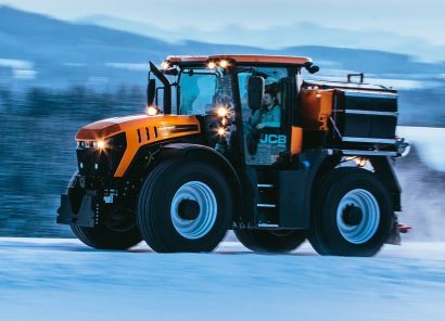Fastrac Kommunal während der Fahrt über Schnee mit dem hydraulischen Fahrwerk