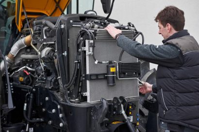 Fastrac Kommunal mit geöffneter Motorhaube und Motoransicht