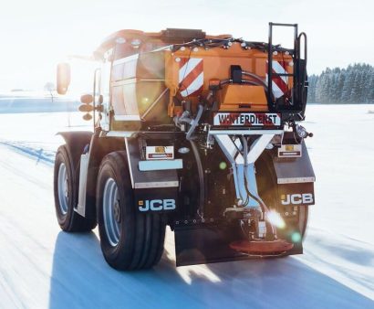 Fastrac Kommunal im Wintereinsatz während der Salzstreuung auf einer Schneefahrbahn
